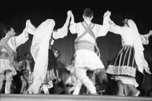 Bukarest: Aro Lichtspielhaus: Rumänische Folkloregruppe