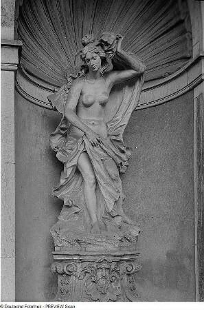 Nymphe : Nymphe. Sandstein; H. 250 cm (1929; G. Wrba und Werkstatt). Dresden: Zwinger, Nymphenbad