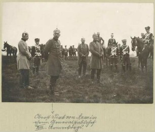 Sixt von Armin, Oberst, in Manöver bei Düsseldorf, mit weiteren Offizieren und Soldaten in Uniform, teils stehend, teils beritten,Pickelhaube oder Mütze