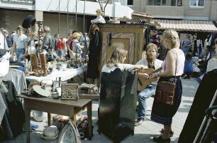 Freiburg: Trödlermarkt in der Habsburgerstraße (Hof)