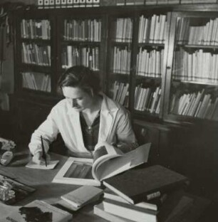 Mitarbeiterin beim Prüfen von Bildveröffentlichungen in Druckschriften, Sächsische Landesbildstelle, um 1937