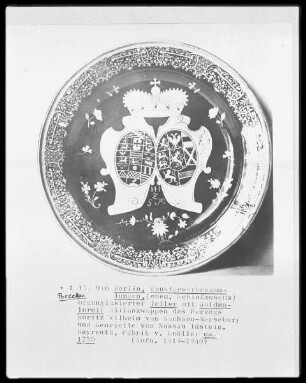 Teller mit dem Allianzwappen des Herzogs Moritz Wilhelm von Sachsen-Merseburg und der Henriette von Nassau-Idstein in Goldmalerei