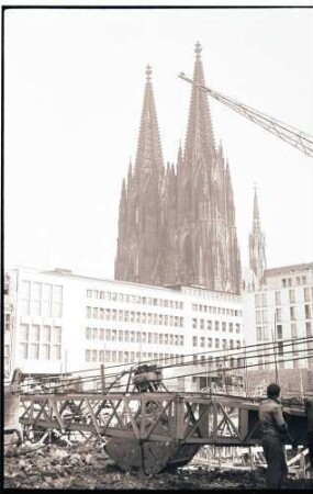Köln: NWDR-Haus und Dom, Vordergrund Bauplatz des Museums