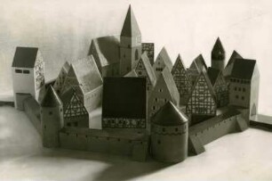 Mittelalterliches Städtchen aus bemalten Holzklötzen. Eckerts