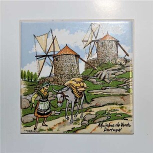 Zwei Segelwindmühlen mit Frau und Esel