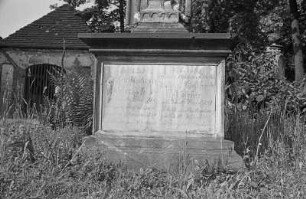 Bad Muskau. Grabmal des Müllers Köhler auf dem alten Friedhof, Detail