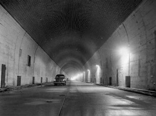 Lämmerbuckeltunnel, km 151,181 Mit dem Bau des Tunnels wurde Ende 1937 begonnen. Mitte 1938 durchgebrochen. Arbeiten 1941 eingestellt. 1948/49 restliche Rohbauarbeiten. Fertigstellung 1957.