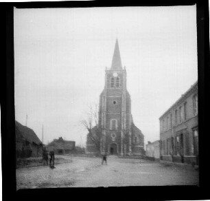 Vendin-le-Vieil (Dep. Pas-de-Calais, Frankreich): "Kirche von Alt-Vendin", rechts im Vordergrund ein Backsteingebäude (Vorderansicht, Distanzaufnahme)