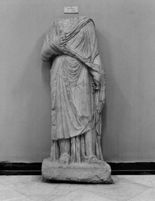 Gewandstatue