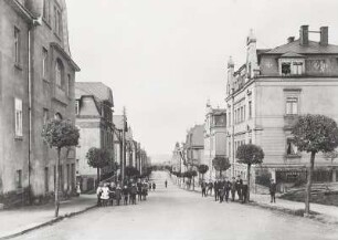 Rabenau. Bismarckstraße (August-Bebel-Straße) mit Gruppen von Schulkindern