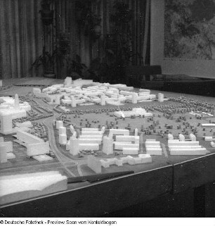 Weiterführung Aufbau Zentrum, diverse Modelle; Modell Rathaus; Modell Altmarkt, Prager Straße; Modell Pirnaischer Platz; Modell Fernsehturm