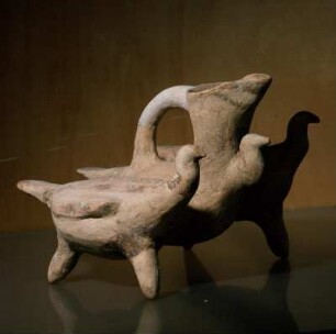 Iraklion. Archäologisches Museum XVII175. 3-Tauben-Kernos. Vorpalastzeit, Höhe 12cm. FMIII, 2200-2000 v. Chr
