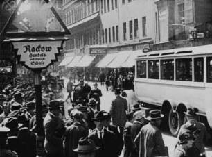 Szene aus einem Straßenverkehrslehrfilm: Feuerwehrübung auf dem Altmarkt