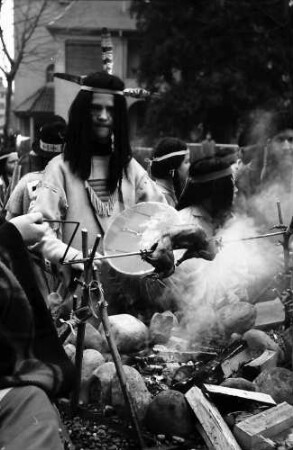 Freiburg: Freiburger Fasnet 1972 [Umzug: Indianer]