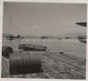 Wehrmachtssoldaten, Deutsche Wasserflugzeuge in Bereitschaft in einem Seehafen