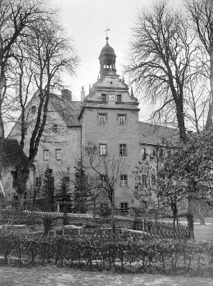 Lauenstein, Blick über den Marktplatz mit dem Falknerbrunnen zum Torhaus des Schlosses