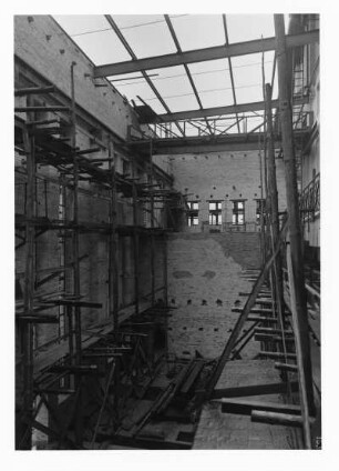 Industrie-Kraftwerk. Maschinenhaus, Anbau Südseite während Bauarbeiten : Lauta (Niederlausitz). Industrie-Kraftwerk. Maschinenhaus, Anbau Südseite während Bauarbeiten