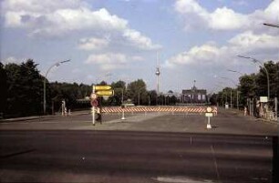Berlin: Straße des 17. Juni mit Brandenburger Tor