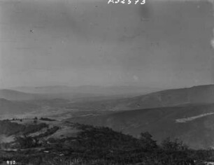 Im Gebirge : Blick über eine Bergkuppe mit Tal und Gebirge