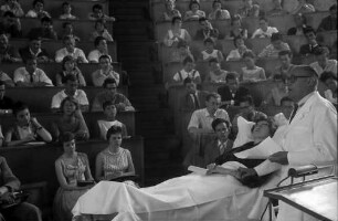 Freiburg: Medizinische Universitätsklinik, Studenten in den Reihen, Prof. Heilmeyer und Patientin, näher