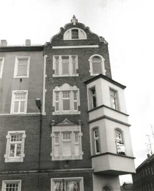 Wurzen, Bürgermeister-Schmidt-Platz 1. Wohnhaus mit Laden (um 1900). Eckerker zur Kleiststraße