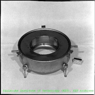Bauteil der Karlsruher Ring-Ionen-Neutronenquelle (KARIN) des Instituts für Angewandte Kernphysik (IAK)