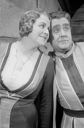 Szenenbilder aus der Oper "Die Meistersinger von Nürnberg" von Richard Wagner an der Deutschen Staatsoper Berlin. Dezember 1948 : Szene mit Tiana Lemnitz als Eva
