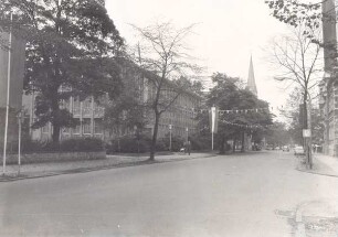 Bismarckstraße, Blickrichtung Westen. Detmold. aufgenommen während der Lippischen Heimattage, links die Zentrale des Deutschen Jugendherbergswerks. Bismarckstraße Nr. 8. Einem späteren Sitz der Geschäftsstelle des DJH