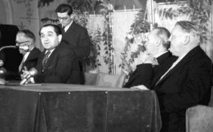 Baden-Baden: Kurhaus; Mendès France und Adenauer beim Schlusskommuniqué; ganzer Tisch mit Prof. Hallstein und Erhard