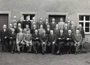 Belegschaft der Chemischen Fabrik Dr. Graff in Roßwein : Männlicher Teil der Belegschaft der Chemischen Fabrik Dr. Graff in Roßwein