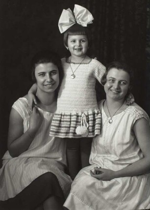 Sonnie Hanisch und zwei junge Frauen