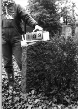 Grabstein 109 (Index: 100093888) Zustand: keine Inschrift erhalten Maße HxBxT: 94x61x16 cm: Grabstein 109