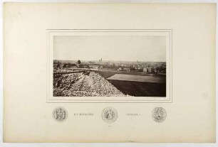 Stadtansicht von Freiberg in Sachsen mit zwei Stadtwappen sowie einem Knappschaftssiegel, Tafel 1 aus: Monumente des Mittelalters und der Renaissance ... von 1875