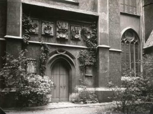 Freiberg (Sachsen), Dom, Portal mit Wappen zum Domgarten