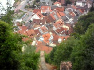 Stadtbild-Ansicht von Norden auf die Altstadt im Nordosten mit von der Burg hinabziehender Schenkelmauer