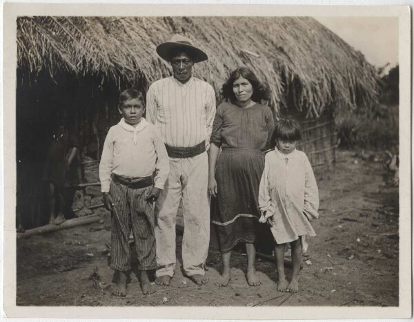 Bakairi Marcelino with family from Paranatinga