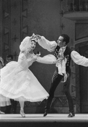 Szenenbilder aus dem Ballett "Coppelia" von L. Delibes, Libretto A. Saint-Léon und Ch. Nuitter, Deutsche Staasoper Berlin, Premiere 31.05.1956 : Ballett in drei Bildern
