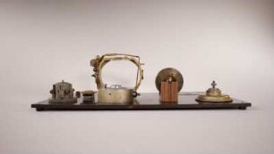 Rückansicht Teile künstlicher Horizont mit pneumatischer Stützung
