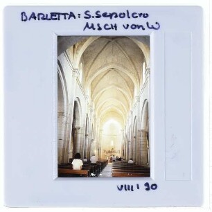 Barletta, Basilika St. Sepolcro : Innenansich, Mittelschiff, von Westen