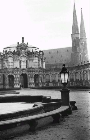 Dresden-Altstadt. Zwinger (1709/1728; M. D. Pöppelmann). Blick aus dem Zwingerhof zum Stadtpavillon und zur Sophienkirche