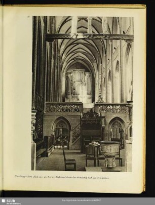 Havelberger Dom. Blick über die Lettner-Rückwand durch das Mittelschiff nach der Orgelempore