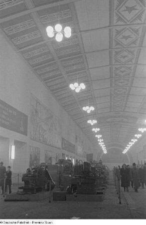 Blick in die Maschinen-Ausstellungshalle der Sowjetunion