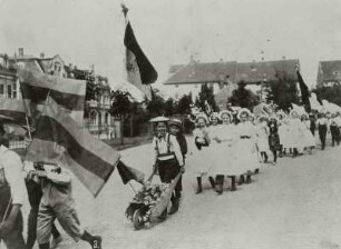 Frohburger Schulfest 1912, Knaben mit Blumenschubkarre und Schulfahne und Mädchenzug mit Bänderstöcken
