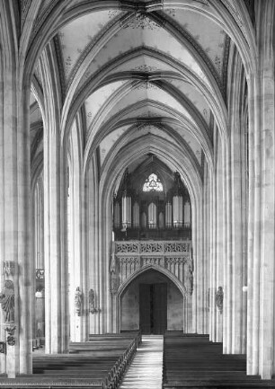 Esslingen am Neckar, Frauenkirche, Inneres: Blick durch das Mittelschiff zur Orgelempore; Ensingen, Ulrich von