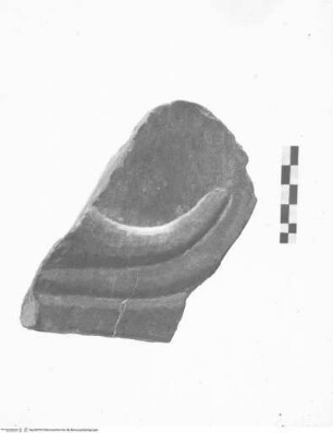 Fragmente verschiedener Kompositkapitelle: Teile von Blättern, Mittleres Fragment