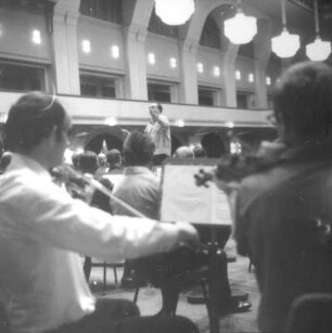 Gewandhauskapellmeister Kurt Masur bei der Probe mit dem Gewandhausorchester. Leipzig, Kongreßhalle, 02.09.1970
