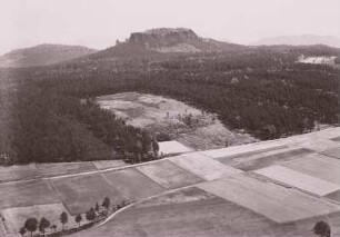 Elbsandsteingebirge. Blick vom Pfaffenstein zum Gohrisch (Teleaufnahme).