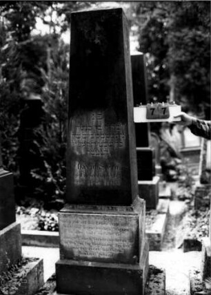 Grabstein 77