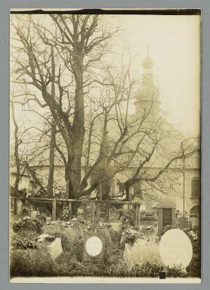Vor der Auferstehungskirche in Annaberg