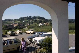 Kressbronn: Weingut Torggel , Terrasse und Bogen zum Parkplatz